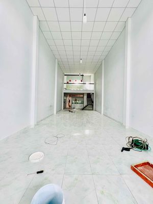 Cho Thuê Nhà Trống Xuốt Gác Lửng DT 5x20m Đường Tải Hợp May Mặc In Ấn — ảnh 1