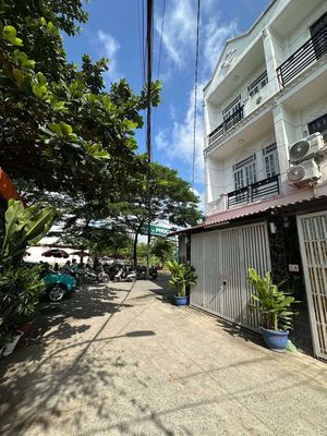 Nhà 3 tầng - dt 4,5x10m - hẻm xe hơi đào tông nguyên - nhà bè — ảnh 1