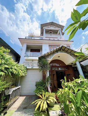 Biệt thự mái thái sân vườn — ảnh 1