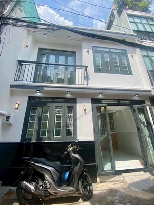 Đường Lạc Long Quân, DT: 6x8m, 2 lầu, 3 pn, nhà mới giá 5,8 tỷ TL — ảnh 1
