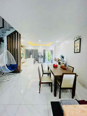 Nhà phố 3 tầng 4 phòng ngủ full nội thất view hồ bơi thoáng mát an nin — ảnh 1