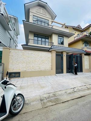 Biệt thự 3 tầng 10*20 mới 100% 4 phòng ngủ full nội thất đẹp kdc an ni — ảnh 1