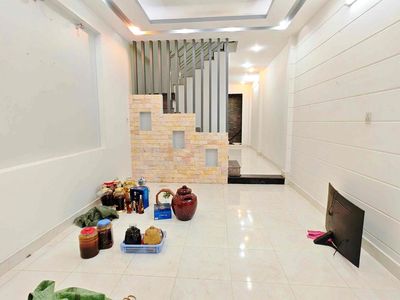 Nhà 1 trệt 1 lầu - 2 phòng ngủ + 2wc - hẻm xe tải - đẹp — ảnh 1
