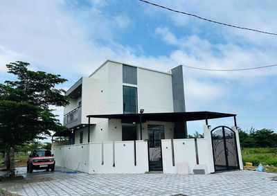 Cho thuê Vila 2 mặt tiền Đông nam 8m ngang kề FPT — ảnh 1