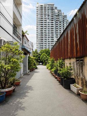 Nhà 3 mặt hẻm ô tô đường 6m-105m2 ngang 5,4m nở hậu 8,5m hơn 9 tỷ tl — ảnh 1