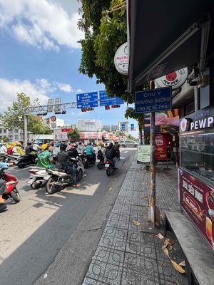 Cho thuê nhà nguyên căn mặt tiền - ngay vincom đèn đỏ - ngã tư — ảnh 1