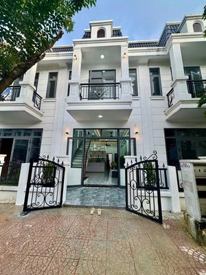 Bán nhà ngay chợ đêm Uyên Hưng Tân Uyên full nội thất giá 1ty950 — ảnh 1