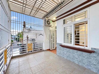 Phòng ban công riêng – cửa sổ trời — ảnh 1