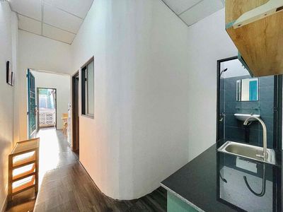 Cho thuê chdv 2 phòng ngủ - ban công full nội thất rộng 50m2 ngay bt — ảnh 1