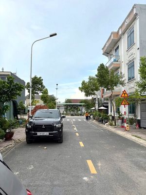 Cho thuê nhà liền kề Dĩ An, 1PN, có chỗ đậu ô tô — ảnh 1