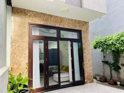 Cho thuê nhà 3 tầng mặt tiền Hoàng Diệu , 3PN , full nội thất — ảnh 1