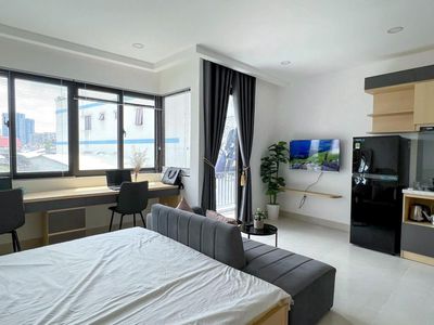 Studio ban công + cửa sổ siêu thoáng, full nội thất ngay sát gigamall — ảnh 1