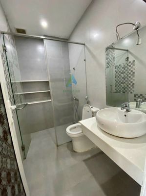 Cho thuê nhà 3 tầng 4 phòng ngủ đường hoàng kế viêm,mỹ an — ảnh 1