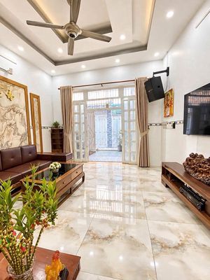 Bán nhà 3 tầng 5PN nở hậu 6m gần chợ Lạc Quang Quận 12 — ảnh 1
