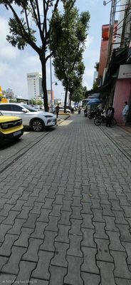 Cho thuê nhà mặt tiền dt 2 sàn 260m2 ngay hàng xanh, điện biên phủ — ảnh 1