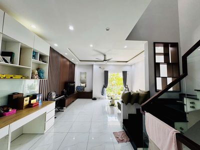 Nhà 3 tầng kdc melosa khang điền - bv 24/7 - full nt 3 tầng - sân ô tô — ảnh 1