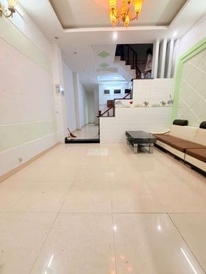 Nhà ngay ngã tư ga 3pn 8tr hxh — ảnh 1