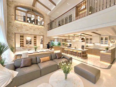 Bán Penthouse siêu to Phú Mỹ Hưng, 438m2, nội thất cao cấp,2 tầng, 4pn — ảnh 1