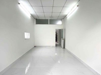 Hẻm xe hơi đối diện là trường học - 2 tấng kiên cố sạch đẹp — ảnh 1